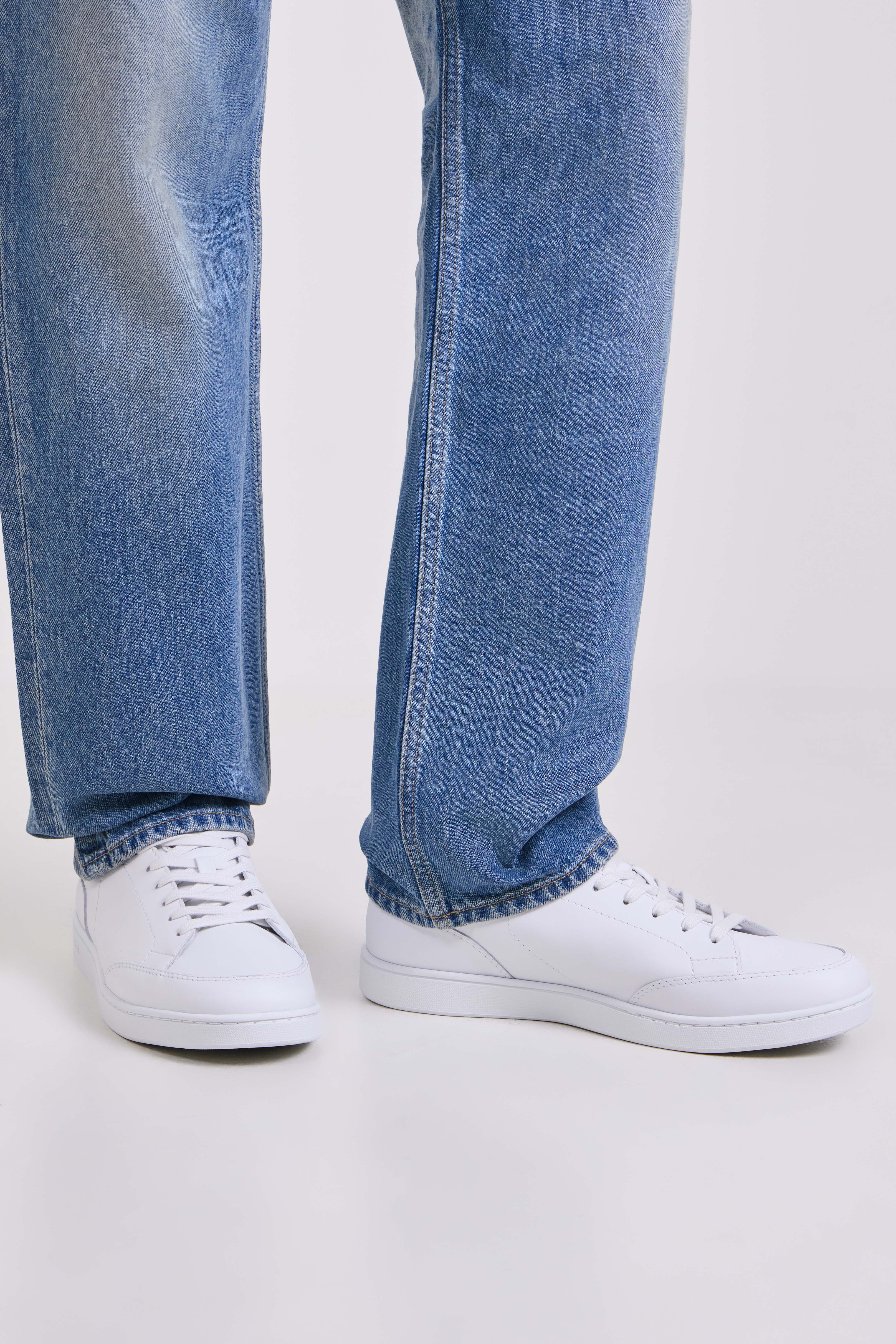 תמונת כל הלוק של נעלי סניקרס